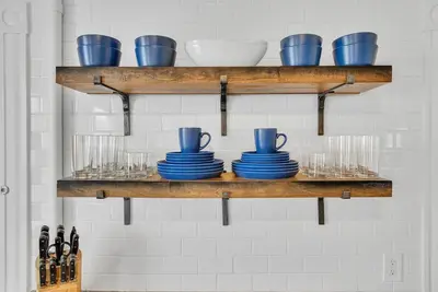 Image de West Hartford Center: Cozy New England Apartment