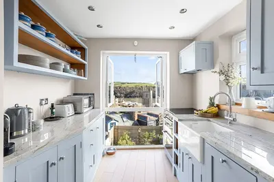 Image de Beautifully presented coastal townhouse in central Fowey, panoramic river views