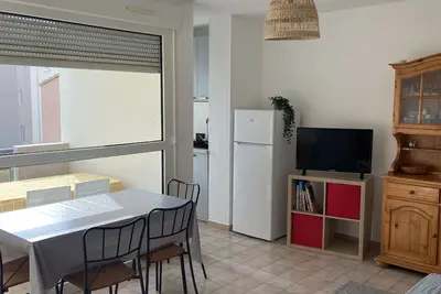 Image de Appartement Lumineux et Chaleureux à 50 Mètres de la Plage!