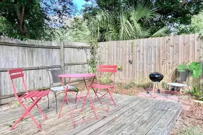 Image de Spacious Downtown Bungalow. 4 Bedrooms\/TVs.