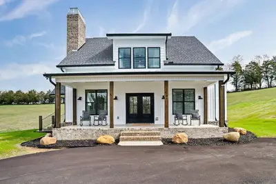 Image de Three king bedrooms with pool table and hot tub!