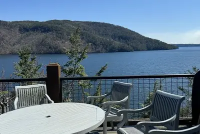 Image de Lake Jocassee lake front home