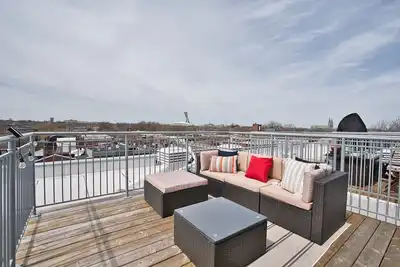 Image de Bright 2-Floor Penthouse Condo with Parking