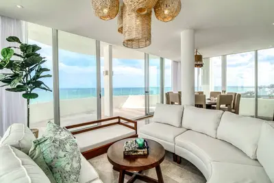 Image de Palm-lined penthouse with plunge pool, amazing views, sauna, & balcony
