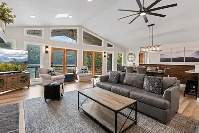 Image de Lakefront home with private hot tub, dock, golf, pool, pickleball, firepit, Ac