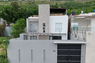 Image de Rooftop w/ mountain view & Waterfall pool. 7min to airport -15min to downtown