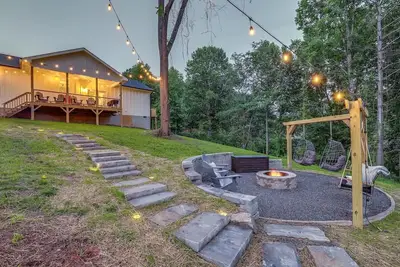 Image de New home w/ Fire Pit: 8 miles to downtown Asheville
