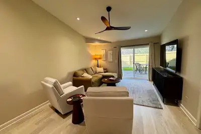 Image de 2 bed/ 2 bath! Fenced in yard-close to the beach and dwntn Chs!