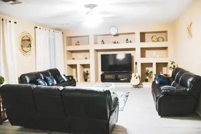 Image de Cool retreat for your group near a shopping center\n\n