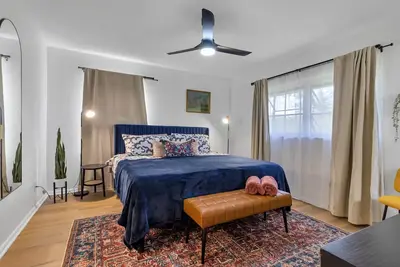 Image de Spacious Home - Quiet, yet close to everything! Fully fenced in and pet friendly