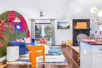 Image de Eclectic Escape: 3bd - Backyard - 10min to Airport