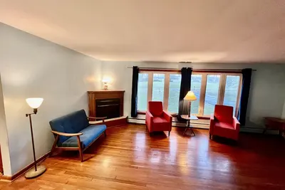 Image de 1959 Mid-Century Retro Home on 5 acres