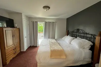 Escape to a 2 bdrm home in quiet area w/ full kitchen, private patio w/Bbq
