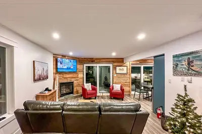 Peaceful Ski Golf Spa Patio sleeps 6. Hang out in hammock