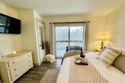 Image de Beautiful tranquil centrally located condo