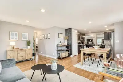 Image de New! ! Modern 2 Bed/2ba House - walkable to Olde Town!