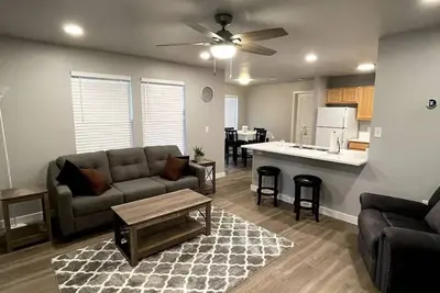 Image de Renovated and Comfortable-South Meridian. Close to everything.