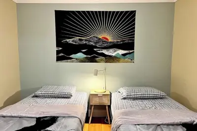 Image de Affordable 2br Apt | Uptown + Parking + Near Shops & Dining