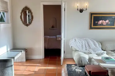 Image de Welcome to The Seaside Cottage, a custom home on the Monterey Peninsula.