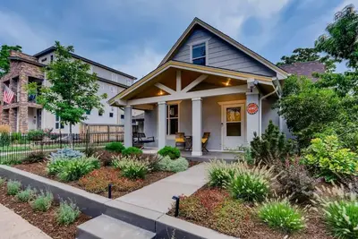 Image de Mid-Mod w/awesome backyard, 1blk to Shops/Eateries