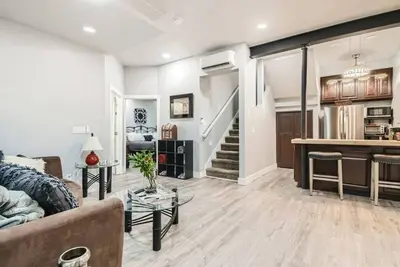 Image de New Centrally located Guest Suite w\/ Jacuzzi