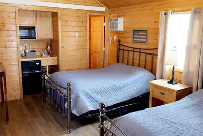 Image de Cozy cabin. Sleeps 2-4. Kitchenette and Wi-Fi available.