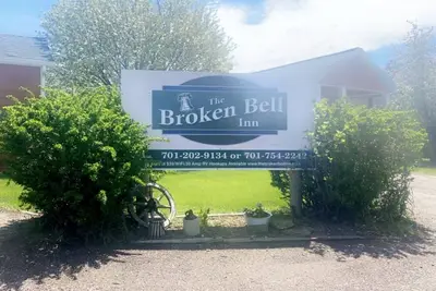 Image de Cozy cabin. Sleeps 2-4. Kitchenette and Wi-Fi available.