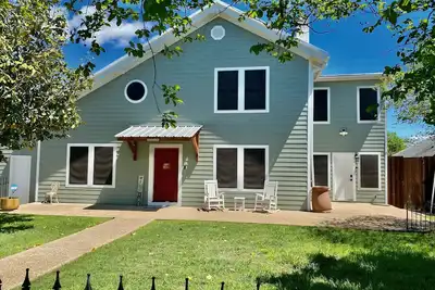 Spacious Waco Bear Den-5 Br/4ba + Mother-in-law Suite • Attached Garage•Hottub\n