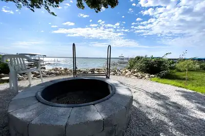 Image de Enjoy lakefront living on Lake Kegonsa! - Under New Mgmt in 2025!