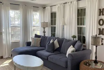 Image de Come and enjoy this 2 bedroom apartment on lake Hamilton! Sit outside on deck