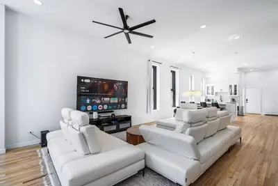 Image de Luxe Spacious Sfh in Bucktown w/Secure Parking