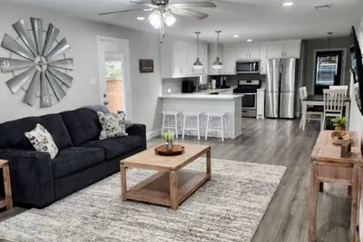 Image de Small Town Charm near Event Center Down Town Leonard