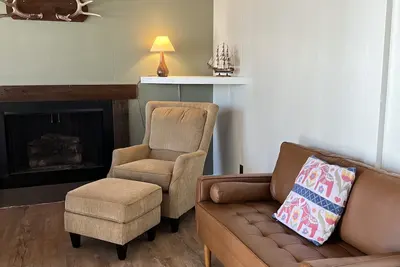 Image de New! The Havn, subtle Norwegian styles greet you in this lakeside treasure!