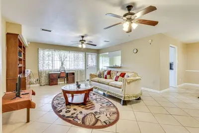 Image de Quiet Houston Home w/ Porch - Near Park & Trails!