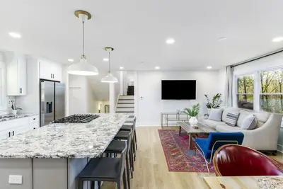 Image de Modern Alpharetta Home-Sleeps 9