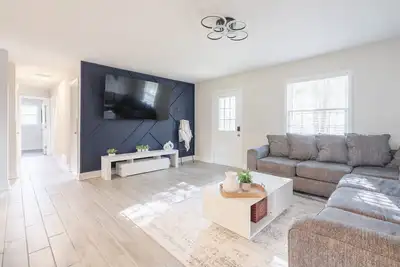 Image de Downtown House with 75\"4kTV, Private Firepit, Sleeps 6!