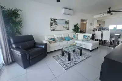 Image de Poolside Paradise: 2br Downtown!