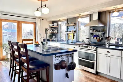 Image de The Farmhouse at Aurora Brewing Company! Vineyard & Lake Views!