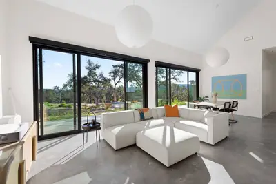 Image de New! Gorgeous Home Steps from Lake Travis Boat Rental - Heated Stock Tank Pool!