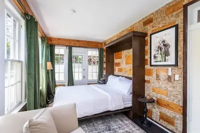 Sojourn at The Legacy Inn-The Bonnie & Clyde Suite
