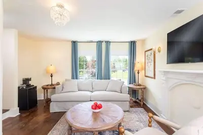 Image de Sojourn at The Legacy Inn- The Eden Suite