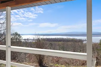 Image de Cozy cabin overlooking Wister Lake