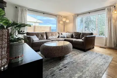 Image de Comfortable family retreat with fireplace, views and game room.