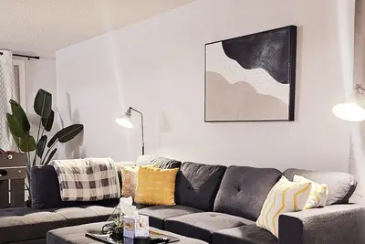 Image de 3 Bedroom family friendly condo right across from West Edmonton Mall