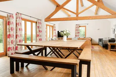 Image de Oak Tree Farm, large country farmhouse with games room and wood fired hot tub.