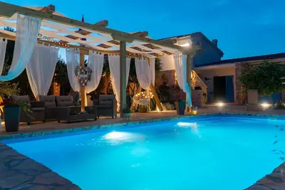 Image de Maison de style Robinson Crusoé avec la piscine Kosljun, Pag (K-22238)