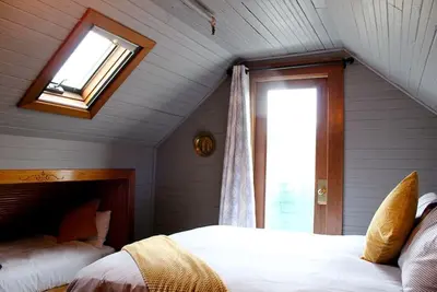 Image de Attic Historic Queen at Shelburne Hotel at Long Beach Peninsula!