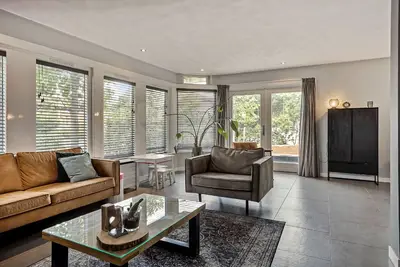 Image de maison dotée d'un jardin et d'un garage