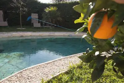 Image de Maison élégante de 4 chambres avec piscine et jardin, pour jusqu'à 8 personnes.