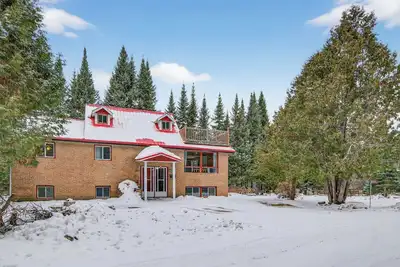 Image de Riverside Laurentian Cottage | 20 Min to Mont-Tremblant Skiing | Sleeps 13